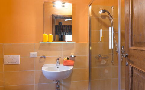 Il Casale del Nonno 8+2: Salle De Bains, Lavabo, Luminaire Plomberie, Mur, Design Intérieur, Évier, Sol, Robinet, Sol, Plomberie