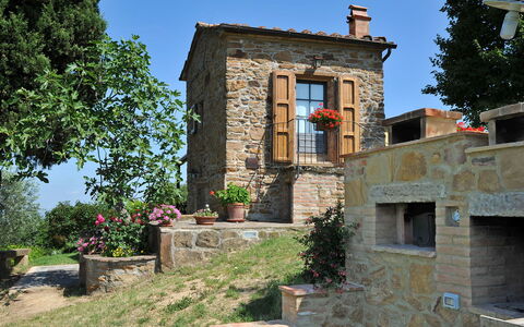 Monterzi 4: Arbuste, Porte, Chalet, Jardin, Mur De Pierre, Aménagement Paysager, Pot De Fleur, Cour, Ferme