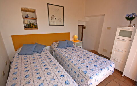 Monterzi 4: Lit, Chambre, Meubles, Literie, Mur, Drap De Lit, Bois, Sol, Sol, Pièce
