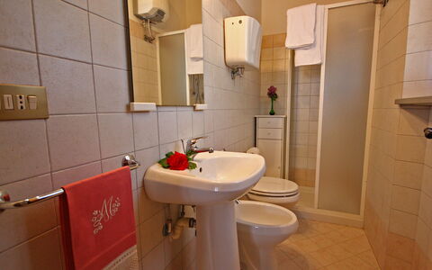 Monterzi 4: Sol, Sol, Lavabo, Luminaire Plomberie, Design Intérieur, Évier, Salle De Bains, Meubles, Robinet, Plomberie