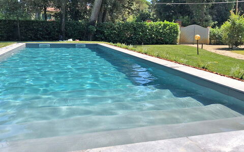 Villa la Meridiana 8+1: Bleu, Piscine, Composite, Jardin, Aménagement Paysager, Caractéristique De L'Eau, Arrière-Cour, Tuile, Ombre, Conception