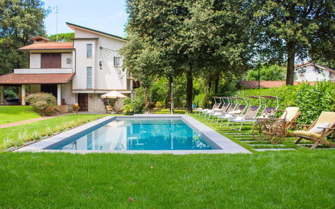 Villa la Meridiana 8+1: Piscine, Zone Résidentielle, Maison, Domicile, Recours, Arbuste, Jardin, Biens, Pelouse, Arrière-Cour