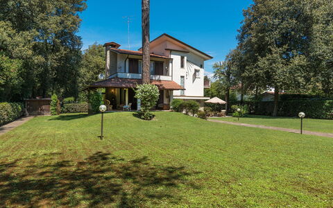 Villa la Meridiana 8+1: Maison, Zone Résidentielle, Domicile, Arbuste, Toit, Lot Terre, Pelouse, Biens, Jardin, Chalet
