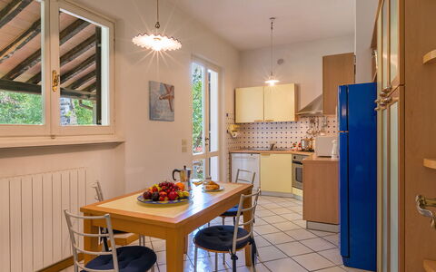 Villa la Meridiana 8+1: Meubles, Design Intérieur, Sol, Bois, Plafond, Sol, Cuisine, Pièce, Chaise, Comptoir