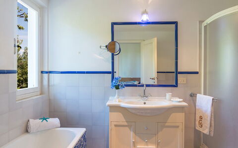 Villa la Meridiana 8+1: Bleu, Design Intérieur, Luminaire Plomberie, Sol, Lavabo, Miroir, Salle De Bains, Évier, Robinet, Sol