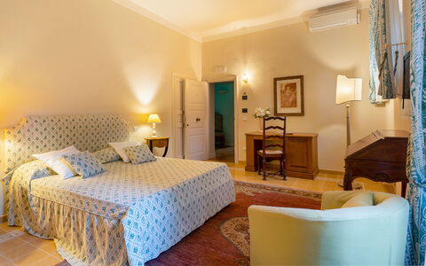Tenuta di Pratello 24: Meubles, Design Intérieur, Sol, Sol, Mur, Pièce, Table, Plafond, Lit, Chambre