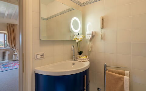 Tenuta di Pratello 24: Design Intérieur, Sol, Sol, Pièce, Meubles, Éclairage, Domicile, Luminaire Plomberie, Plafond, Robinet