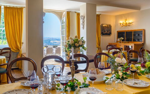 Tenuta di Pratello 24: Meubles, Design Intérieur, Table, Nappe De Table, Salle À Manger, Table Cuisine Et Salle A Manger, Linge, Chaise, Restaurant, Plante D'Appartement