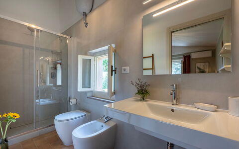 Villa Caterina 8: Luminaire Plomberie, Salle De Bains, Sol, Évier, Design Intérieur, Lavabo, Sol, Robinet, Plomberie, Domicile