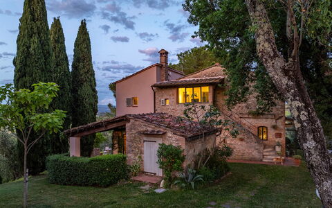 Villa Caterina 8: Bâtiment, Maison, Domicile, Toit, Arbuste, Chalet, Architecture, Zone Résidentielle, Biens, Zone Rurale