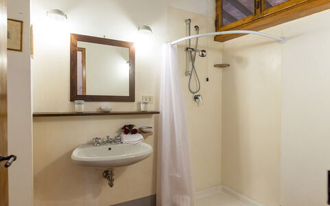Podere Fabbrica 12: Mur, Design Intérieur, Luminaire Plomberie, Lavabo, Salle De Bains, Bois, Sol, Sol, Plafond, Miroir