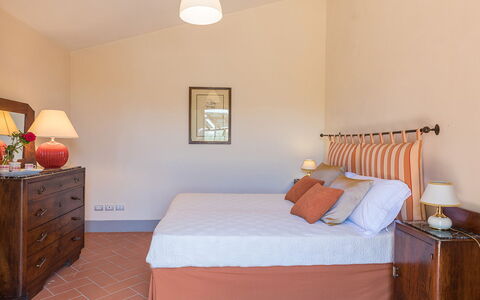 Villa Santa Maria 14: Meubles, Lit, Design Intérieur, Chambre, Sol, Bois, Drap De Lit, Sol, Literie, Pièce