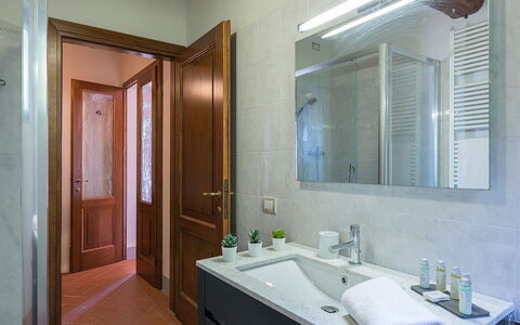 Villa Santa Maria 14: Sol, Design Intérieur, Luminaire Plomberie, Mur, Sol, Bois, Salle De Bains, Évier, Lavabo, Robinet