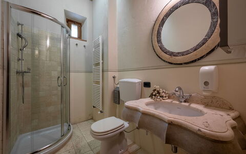 Podere Bellaria 18+2: Design Intérieur, Sol, Sol, Meubles, Luminaire Plomberie, Salle De Bains, Pièce, Éclairage, Robinet, Plafond
