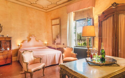 Villa delle Sophore 12: Meubles, Mur, Design Intérieur, Éclairage, Domicile, Chambre, Lit, Cadre De Lit, Pièce, Drap De Lit