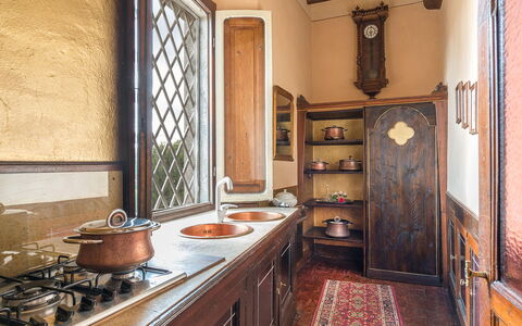 Villa delle Sophore 12: Bois, Design Intérieur, Marron, Sol, Cabinetry, Porte, Tache De Bois, Cuisine, Comptoir, Placard