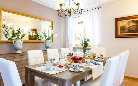 Villa Elena 9+1: Meubles, Design Intérieur, Table, Pièce, Salle À Manger, Sol, Table Cuisine Et Salle A Manger, Textile, Cadre, Éclairage