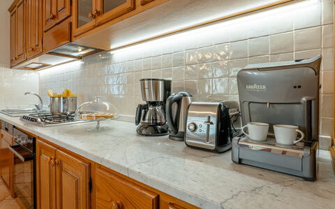 Villa Elena 9+1: Appareil De Cuisine, Cuisine, Comptoir, Design Intérieur, Principaux Appliance, Électroménager, Sol, Cabinetry, Éclairage, Petit Appareil