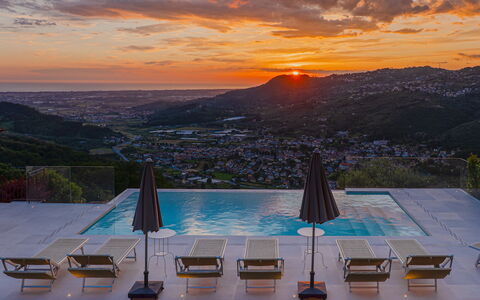Villa Elena 9+1: Piscine, Colline, Crépuscule, Afterglow, Lever Du Soleil, Loisir, Le Coucher Du Soleil, Station De Montagne, Soirée, Eco Hôtel