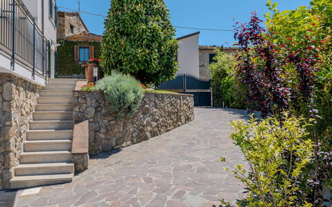 Villa Elena 9+1: Dalle, Pavé, Ombre, Mur De Pierre, Passerelle, Jardin, Béton, Aménagement Paysager, Pot De Fleur
