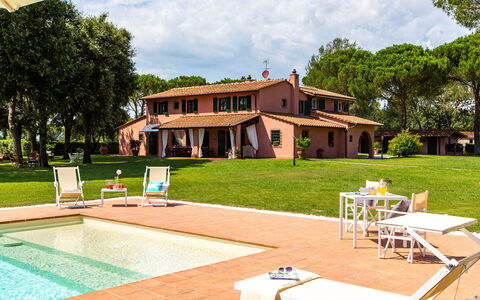 Villa Elisa 16: Biens, Pelouse, Hacienda, Ferme, Villa, Parc, Recours, Manoir, Piscine