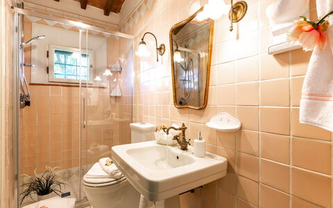 Villa Elisa 16: Salle De Bains, Luminaire Plomberie, Lavabo, Design Intérieur, Évier, Robinet, Sol, Baignoire, Plomberie, Sol