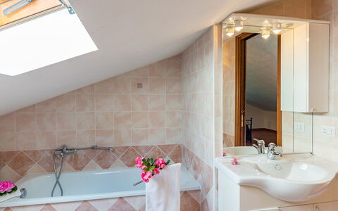 Villa Fabi 6+2: Luminaire Plomberie, Design Intérieur, Sol, Plafond, Salle De Bains, Sol, Meubles, Plomberie, Robinet, Éclairage
