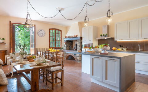 Villa Fiorentini 10: Meubles, Design Intérieur, Sol, Cuisine, Cabinetry, Chaise, Table Cuisine Et Salle A Manger, Table, Comptoir, Plafond