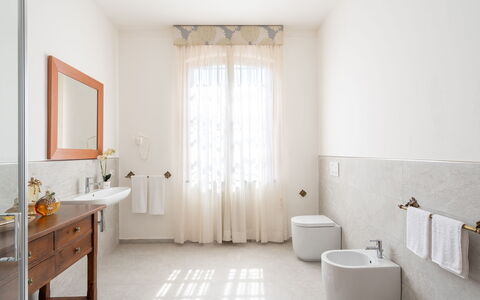 Villa Fiorentini 10: Mur, Sol, Luminaire Plomberie, Sol, Design Intérieur, Salle De Bains, Robinet, Plomberie, Évier, Lavabo