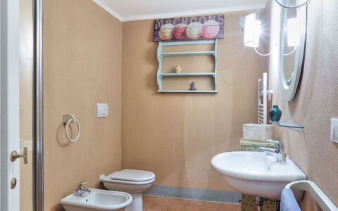 Villa Il Meluccio 12: Luminaire Plomberie, Salle De Bains, Sol, Évier, Lavabo, Design Intérieur, Sol, Siège De Toilette, Robinet, Plomberie