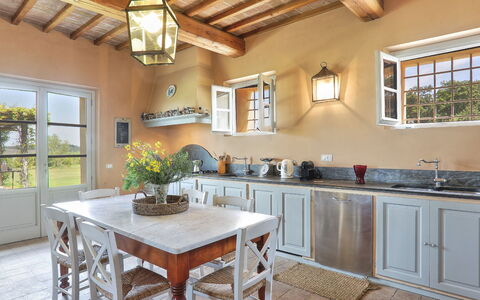 Villa Il Meluccio 12: Meubles, Design Intérieur, Cuisine, Mur, Sol, Domicile, Cabinetry, Bois, Sol, Plafond