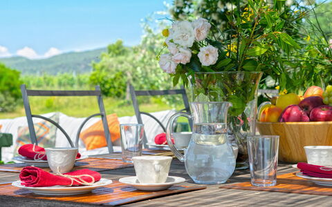 Villa Il Meluccio 12: Vaisselle, Table, Meubles, Serveware, Drinkware, Aliments, Vaisselle, Fruit, Assiette, Nappe De Table