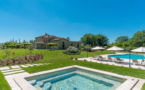 Villa le Chiarne 22: Ciel, Arbre, Maison, Piscine, Biens, Paysage, Domicile, Lot Terre, Plaine