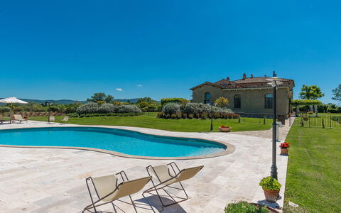 Villa le Chiarne 22: Ciel, Bleu, Piscine, Biens, Mobilier De Jardin, Aménagement Paysager, Pelouse, Ombre, Hacienda, Villa