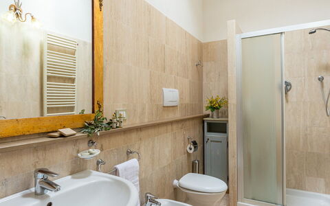 Villa le Chiarne 22: Sol, Design Intérieur, Sol, Luminaire Plomberie, Bois, Évier, Pièce, Salle De Bains, Lavabo, Éclairage