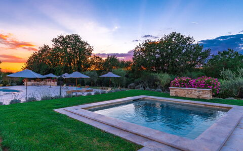 Villa le Chiarne 22: Bleu, L'Eau, Piscine, Jardin, Paysage, Caractéristique De L'Eau, Aménagement Paysager, Recours, Mobilier De Jardin, Réflexion