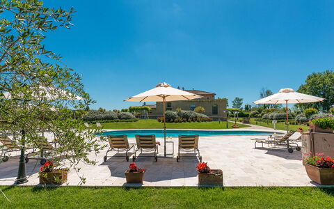 Villa le Chiarne 22: Ciel, Bleu, Biens, Lot Terre, Plaine, Pelouse, Jardin, Aménagement Paysager, Prairie, Manoir