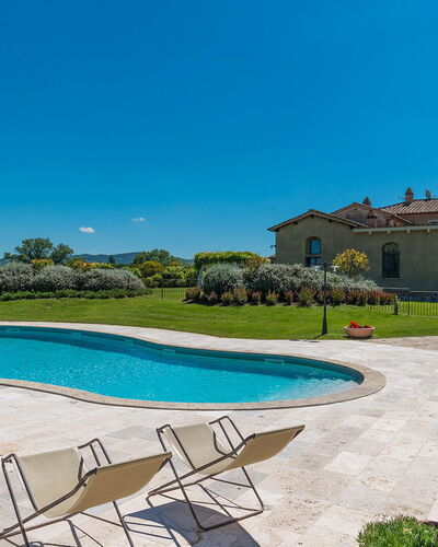 Villa le Chiarne 22: Ciel, Bleu, Piscine, Biens, Mobilier De Jardin, Aménagement Paysager, Pelouse, Ombre, Hacienda, Villa