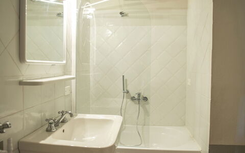 Le Caselle 26: Salle De Bains, Luminaire Plomberie, Mur, Sol, Design Intérieur, Sol, Baignoire, Robinet, Lavabo, Plomberie