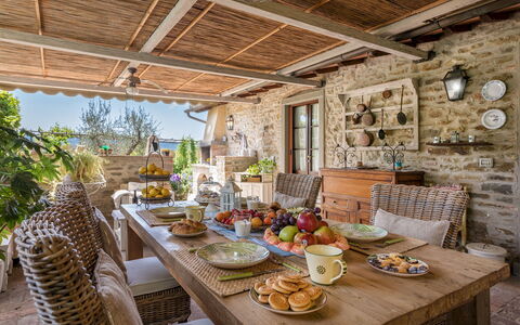 La Capannina 2+2: Meubles, Table, Chaise, Table Cuisine Et Salle A Manger, Domicile, Tableau De Plein Air, Pot De Fleur, Mobilier De Jardin, Salle À Manger, Chalet