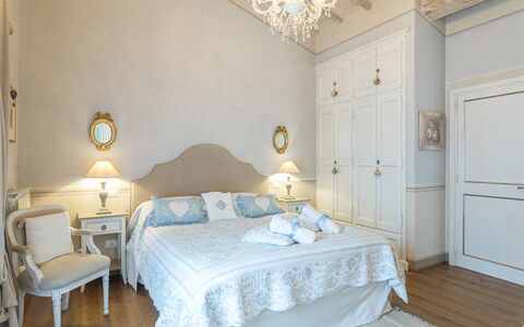La Capannina 2+2: Meubles, Lit, Design Intérieur, Chambre, Literie, Drap De Lit, Pièce, Bois, Linge, Sol