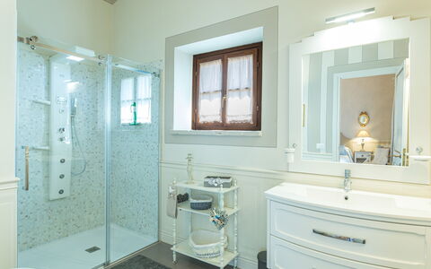 La Capannina 2+2: Salle De Bains, Luminaire Plomberie, Design Intérieur, Évier, Lavabo, Miroir, Armoire De Toilette, Sol, Robinet, Luminaire