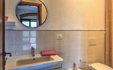 La Casa di Elsa 6: Lavabo, Luminaire Plomberie, Salle De Bains, Sol, Design Intérieur, Évier, Sol, Robinet, Miroir, Plomberie