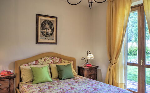 Villa Bella 8: Meubles, Design Intérieur, Lit, Chambre, Bois, Drap De Lit, Literie, Pièce, Sol, Linge