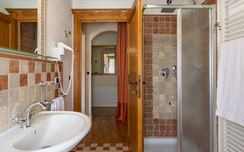 La Colonica 18: Salle De Bains, Luminaire Plomberie, Lavabo, Sol, Design Intérieur, Évier, Sol, Robinet, Plomberie, Plafond