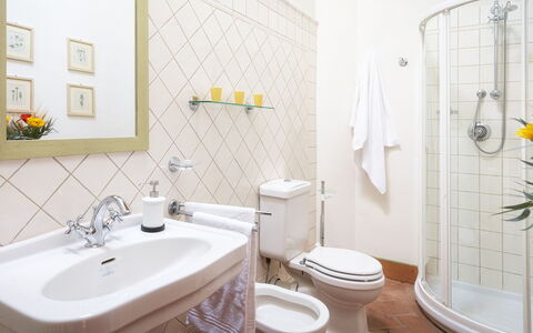 Villa Primo Sole 22: Design Intérieur, Salle De Bains, Siège De Toilette, Sol, Luminaire Plomberie, Sol, Toilette, Lavabo, Évier, Plomberie