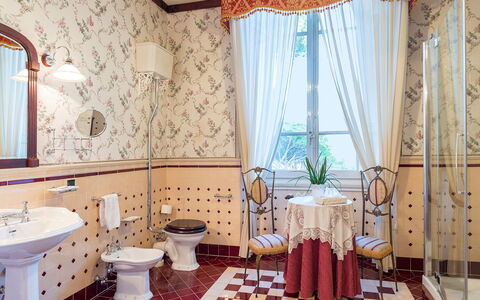 Villa Leonardo 30+6: Sol, Design Intérieur, Sol, Meubles, Pièce, Chaise, Luminaire, Porcelaine, Salle À Manger, Rideau