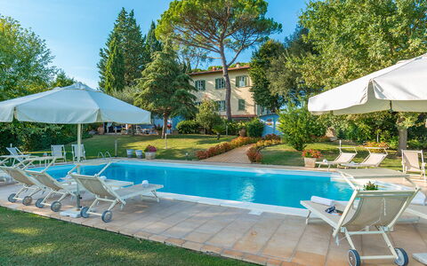 Villa Leonardo 30+6: Piscine, Arbre, Zone Résidentielle, Recours, Biens, Mobilier De Jardin, Balancelle, Domicile, Établissements Humains, Thermes