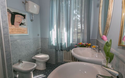Villa Ombrosa 8: Luminaire Plomberie, Salle De Bains, Miroir, Évier, Lavabo, Robinet, Plante D'Appartement, Chaise, Plomberie, Luminaire