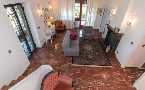 Villa Ombrosa 8: Sol, Design Intérieur, Sol, Bois, Meubles, Éclairage, Salon, Pièce, Domicile, Plafond